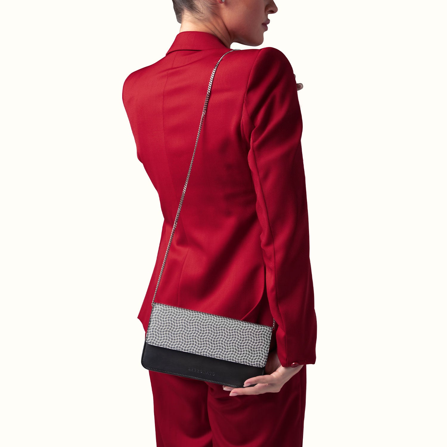 Ferronato Sole Bag - Chain worn by model highlighting its sophisticated elegance #color_onyx black