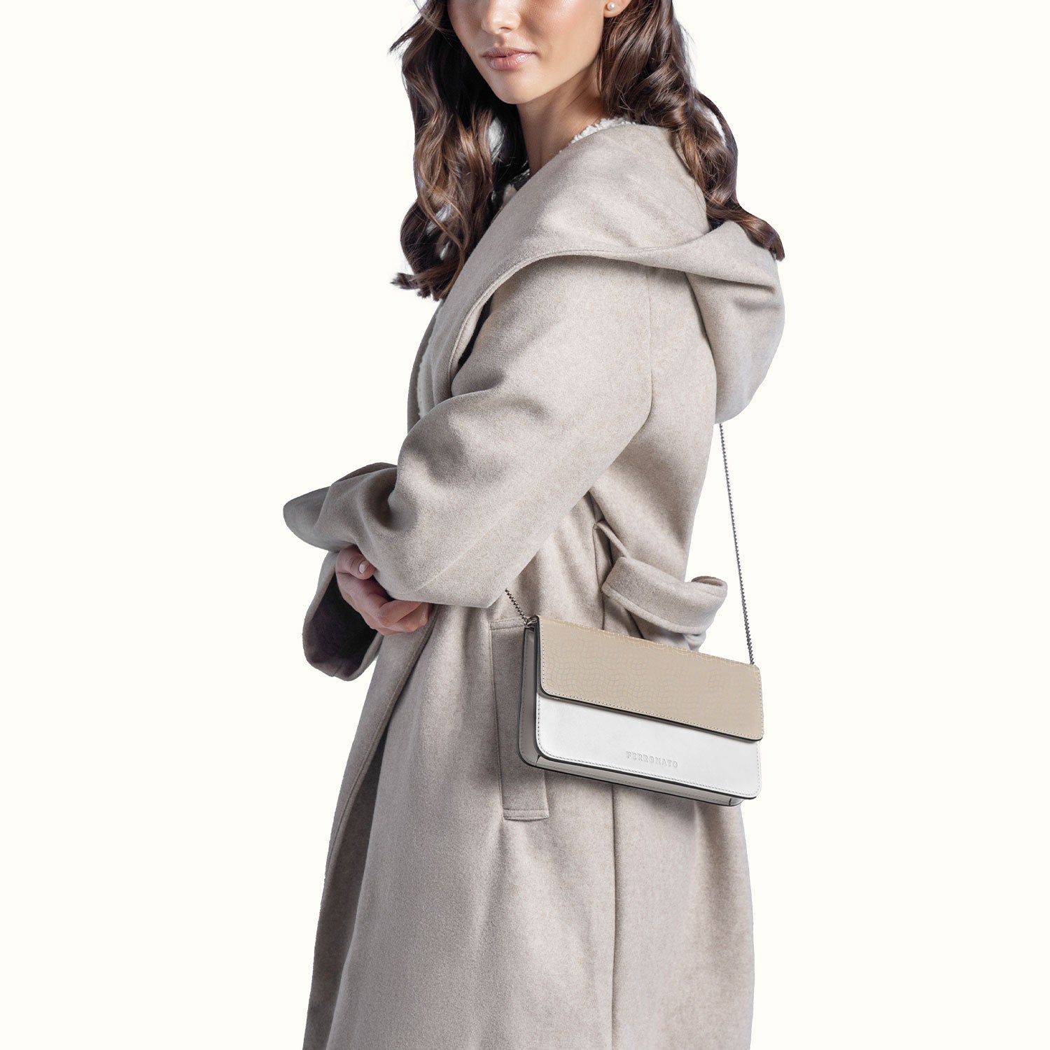 Sustainable leather purse close-up #color_Blue Sapphire