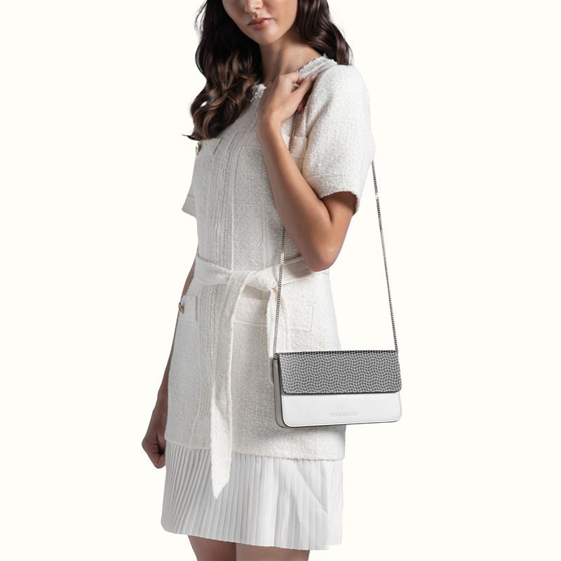 Ferronato Sole Bag - Chain worn by model highlighting its sophisticated elegance #color_twilight