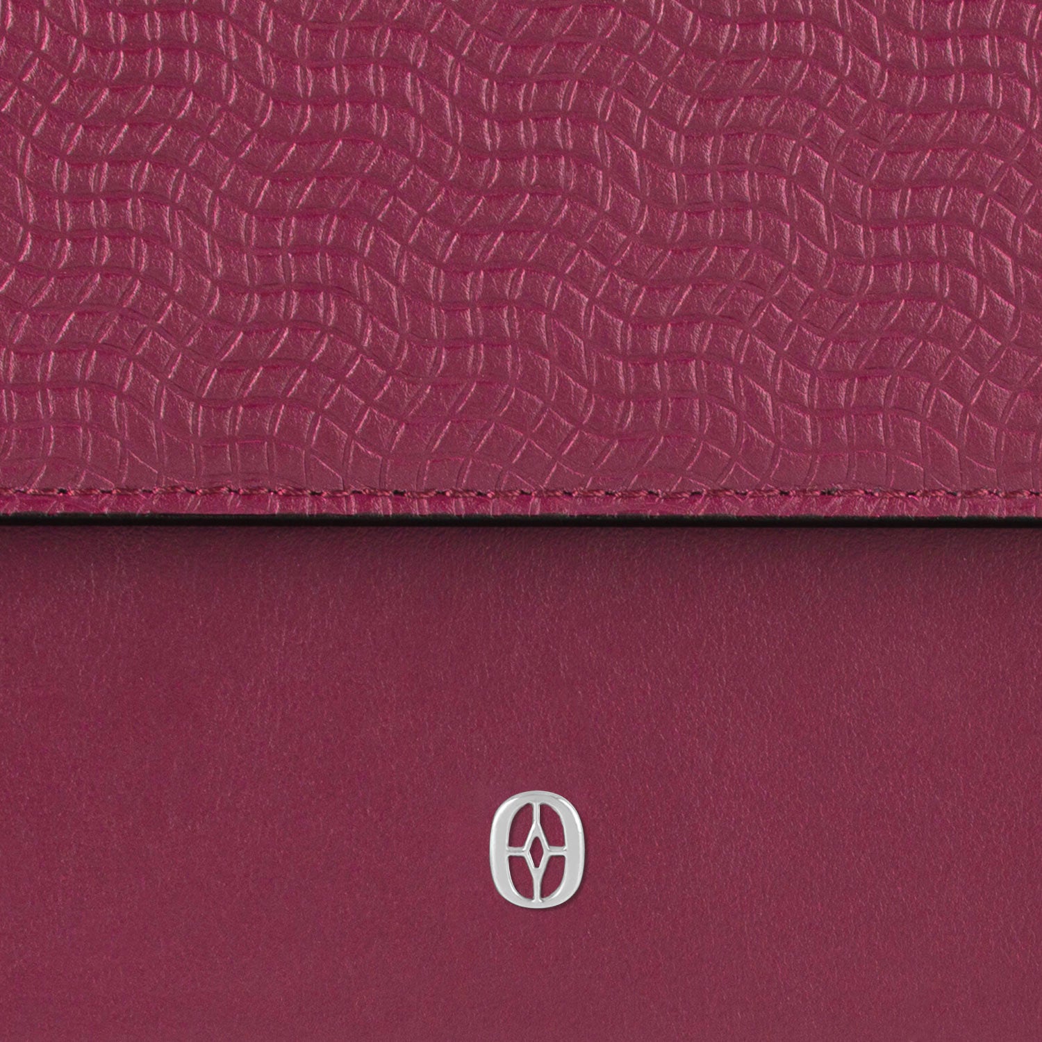 Ferronato Stella Bag — Close-up on the clasp or magnetic closure detail #color_ruby rose