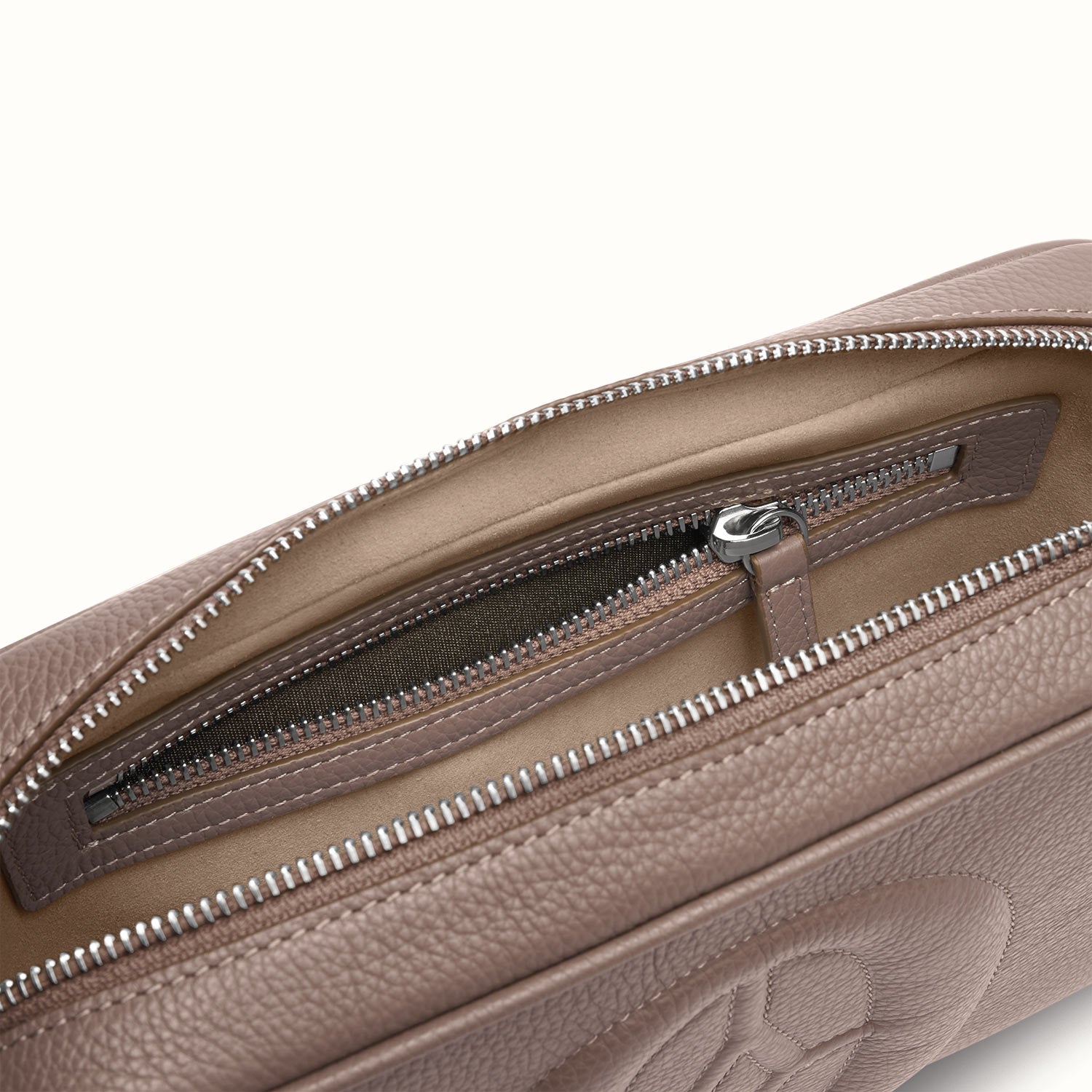 Luxury leather bag stitching detail #Color_Serene Taupe
