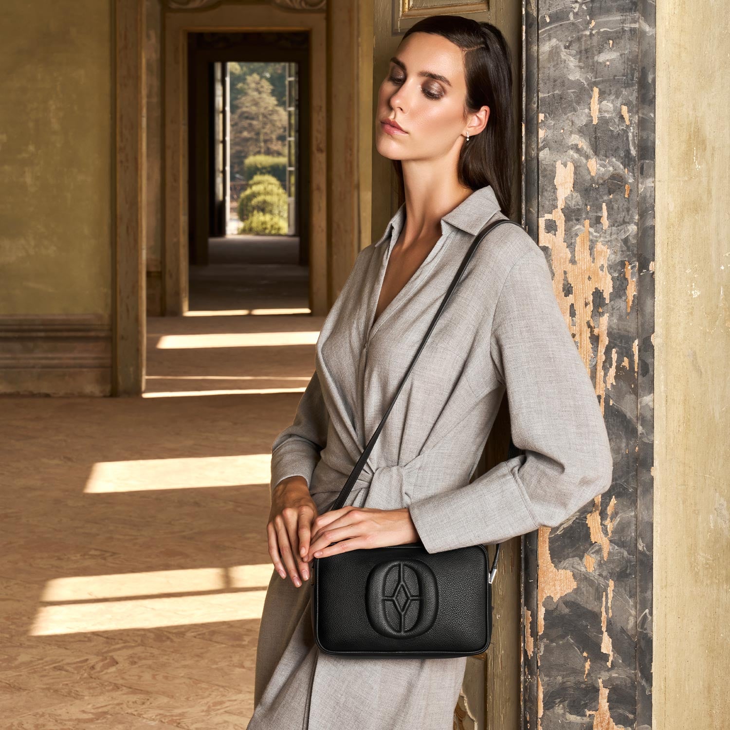 Swiss-made tote bag with sustainable leather #Color_Jet Black