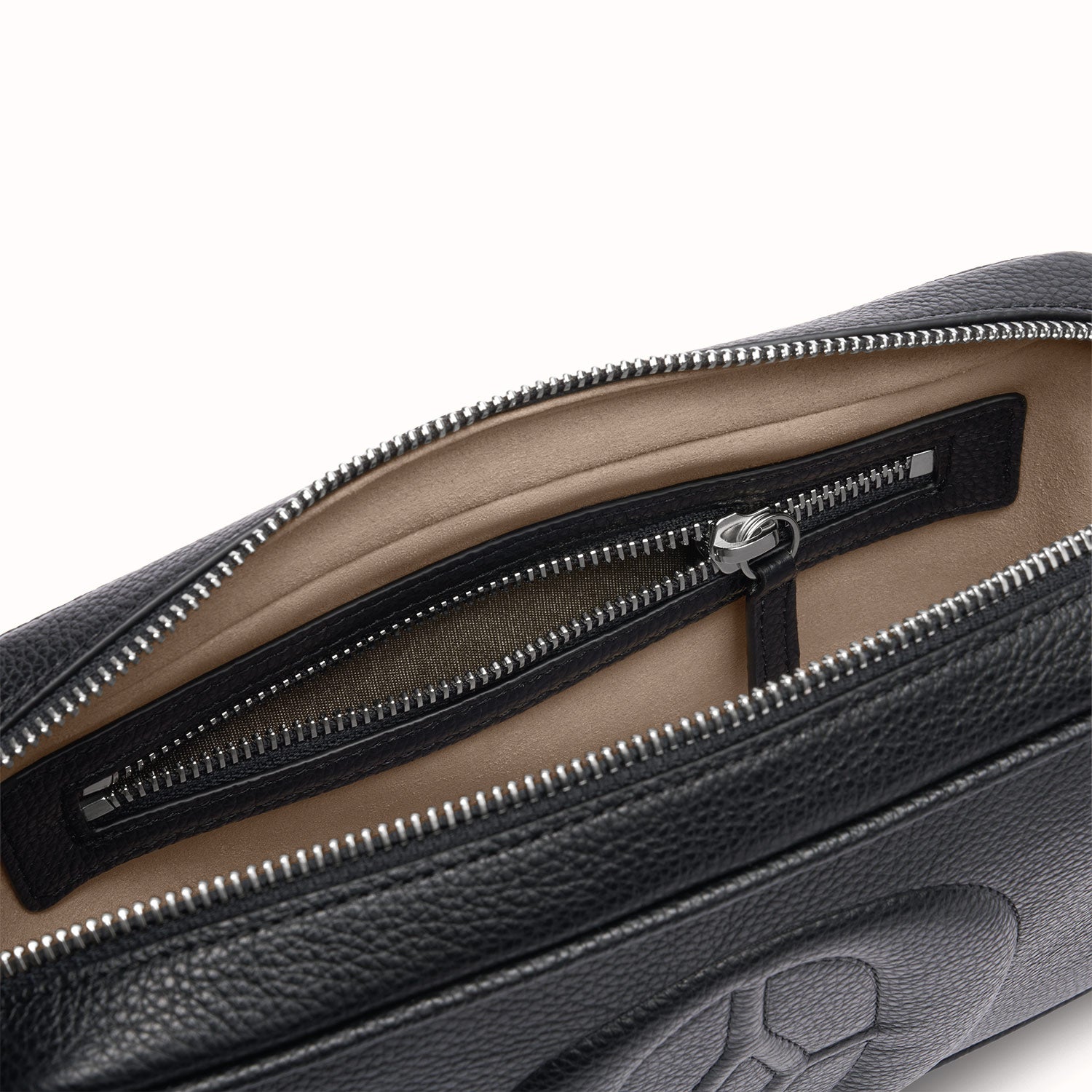 Ferronato Aria Camera Bag open top with zipper visible #color_jet black