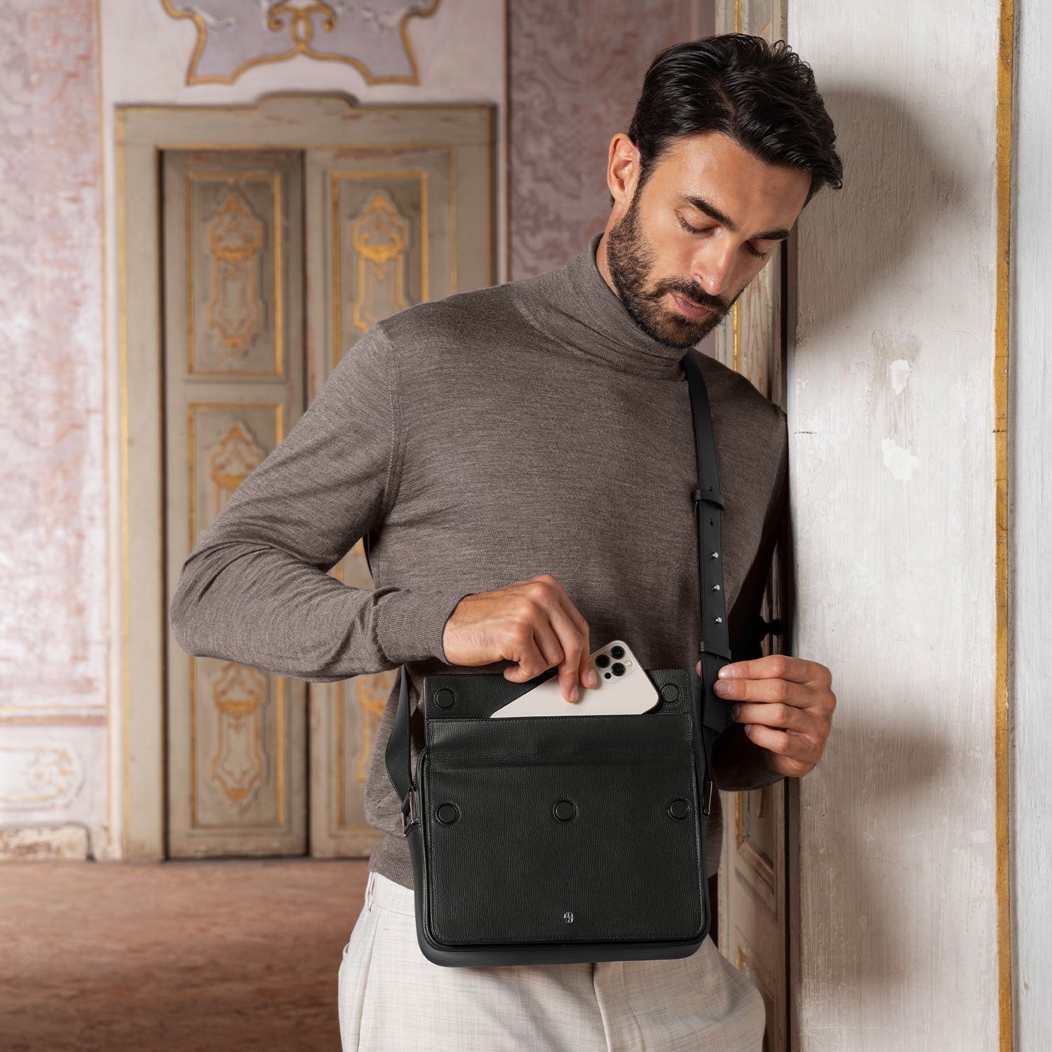 Ferronato Calmo Crossbody Bag - Model wearing the bag over a casual outfit, highlighting its versatile style #color_jet black