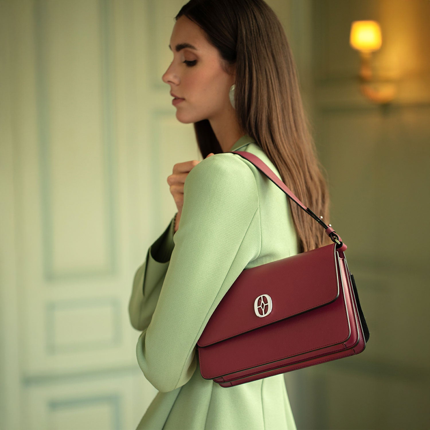 Ferronato Magia Bag styled over the shoulder #color_ruby rose