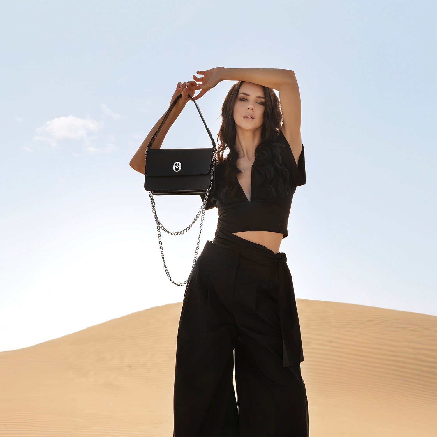 Ferronato Magia Bag showcased on model highlighting versatility #color_jet black