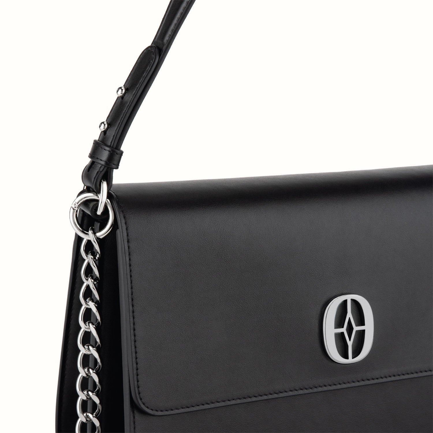 Ferronato Magia Bag close-up of leather texture and stitching #color_jet black