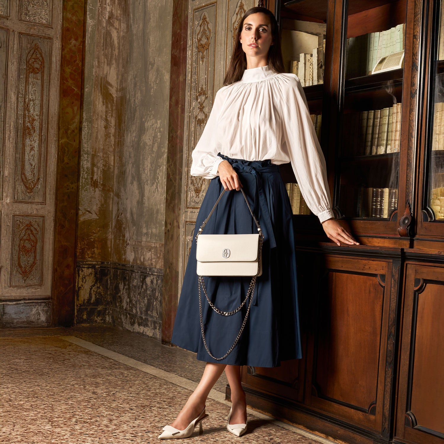 Ferronato Magia Bag carried by model in hand #color_Pearl White