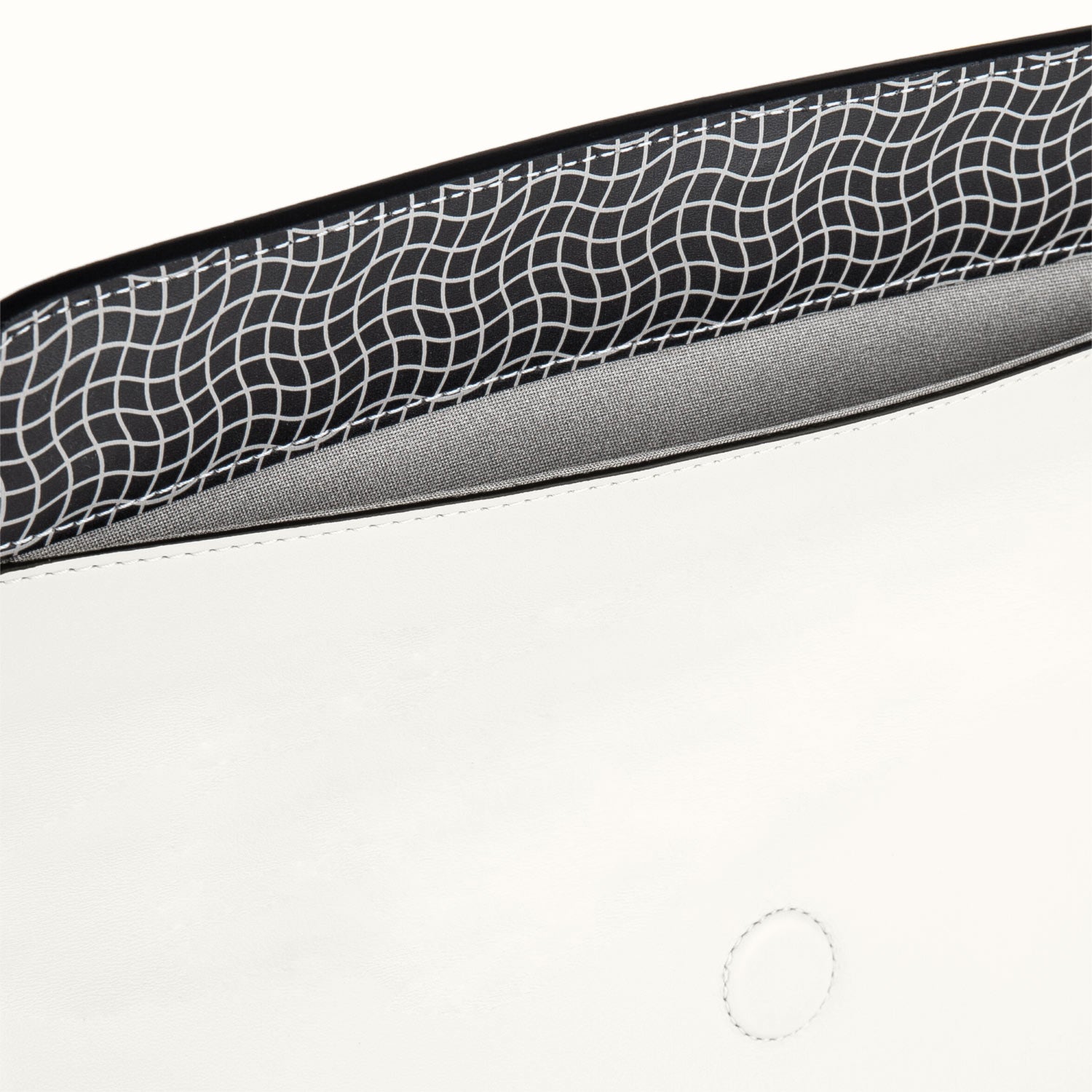 Sustainable leather purse close-up #color_Pearl White