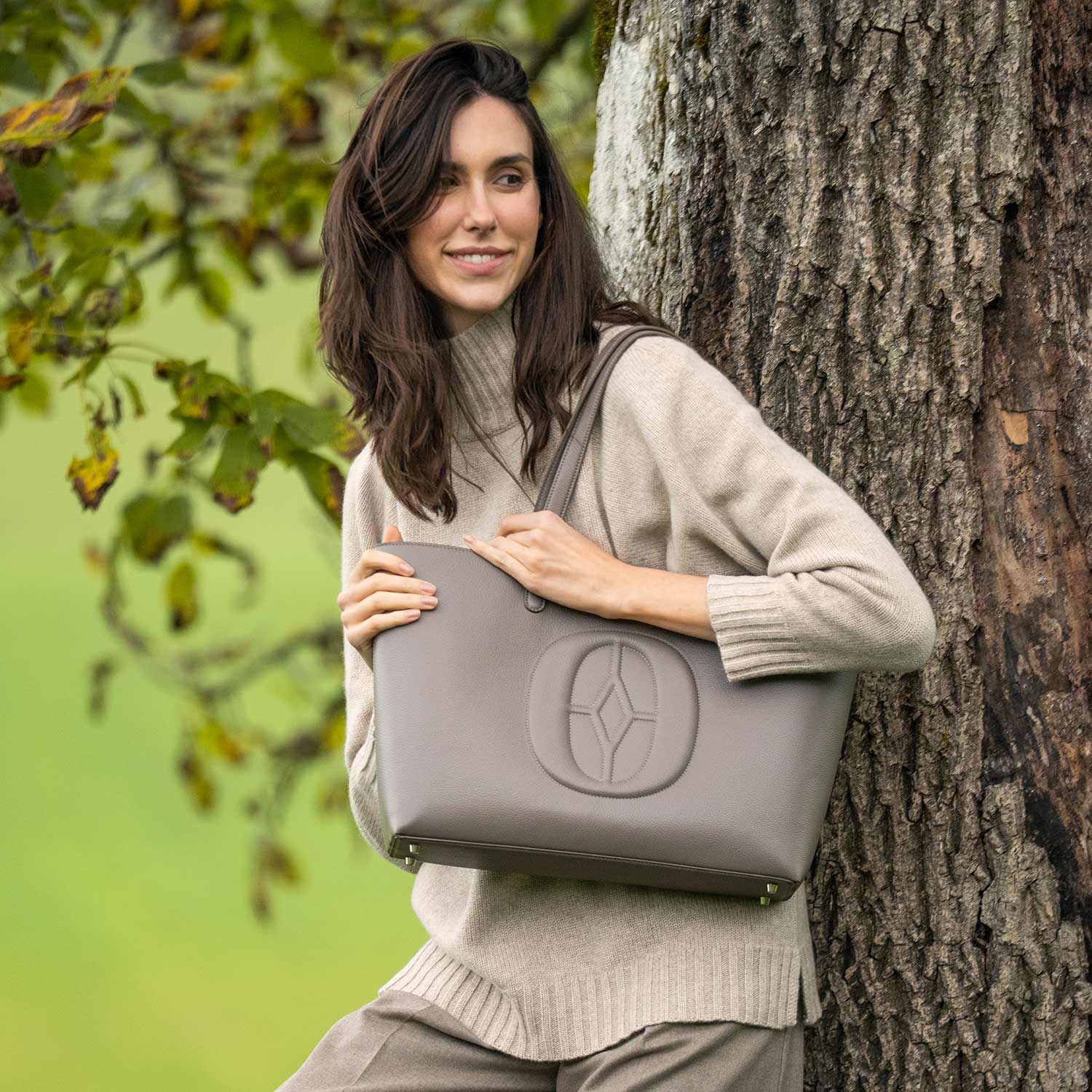Swiss-made tote bag with sustainable leather #color_Serene Taupe