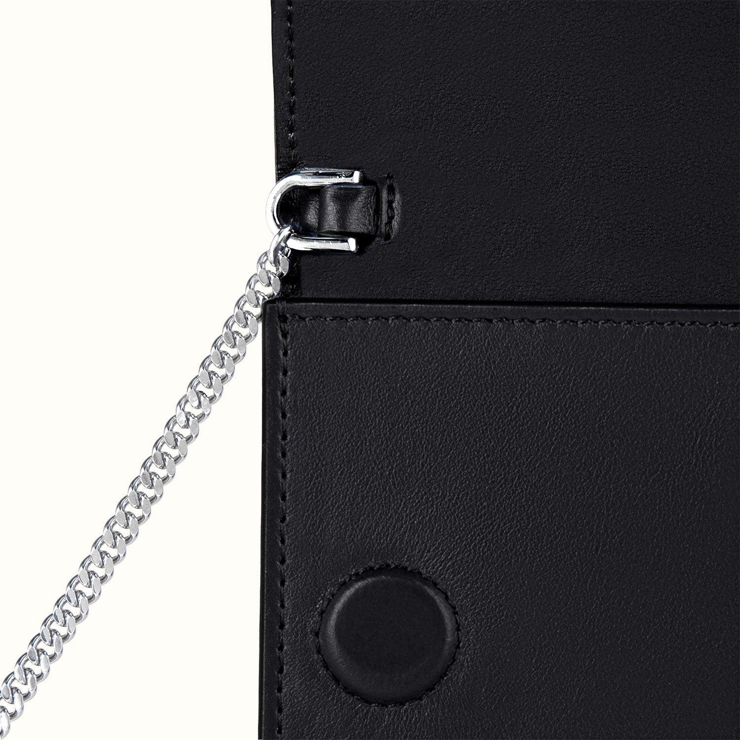 Ferronato Sole Bag - Chain close-up of the polished chain strap detail #color_onyx black