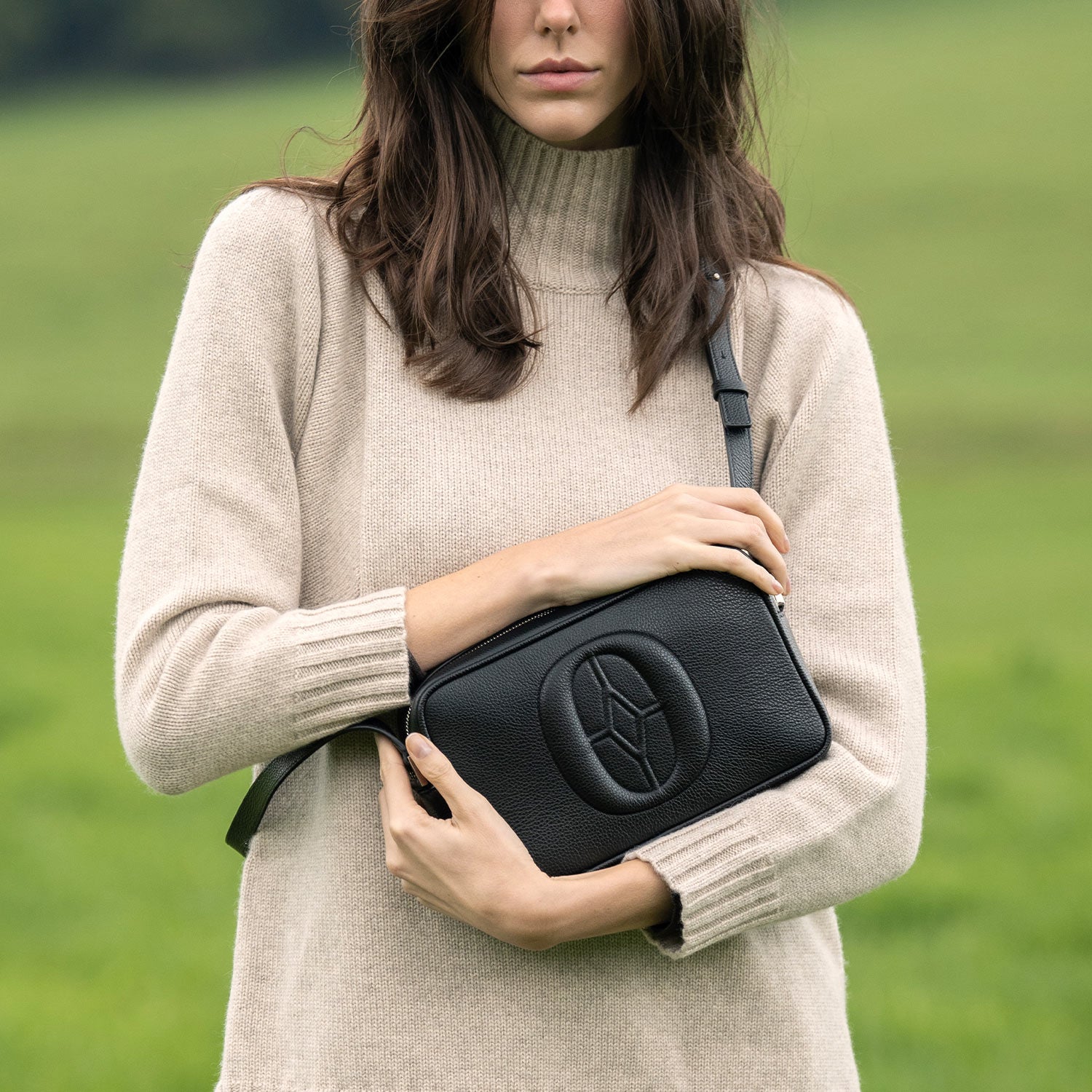 Swiss-made tote bag with sustainable leather  #Color_Jet Black