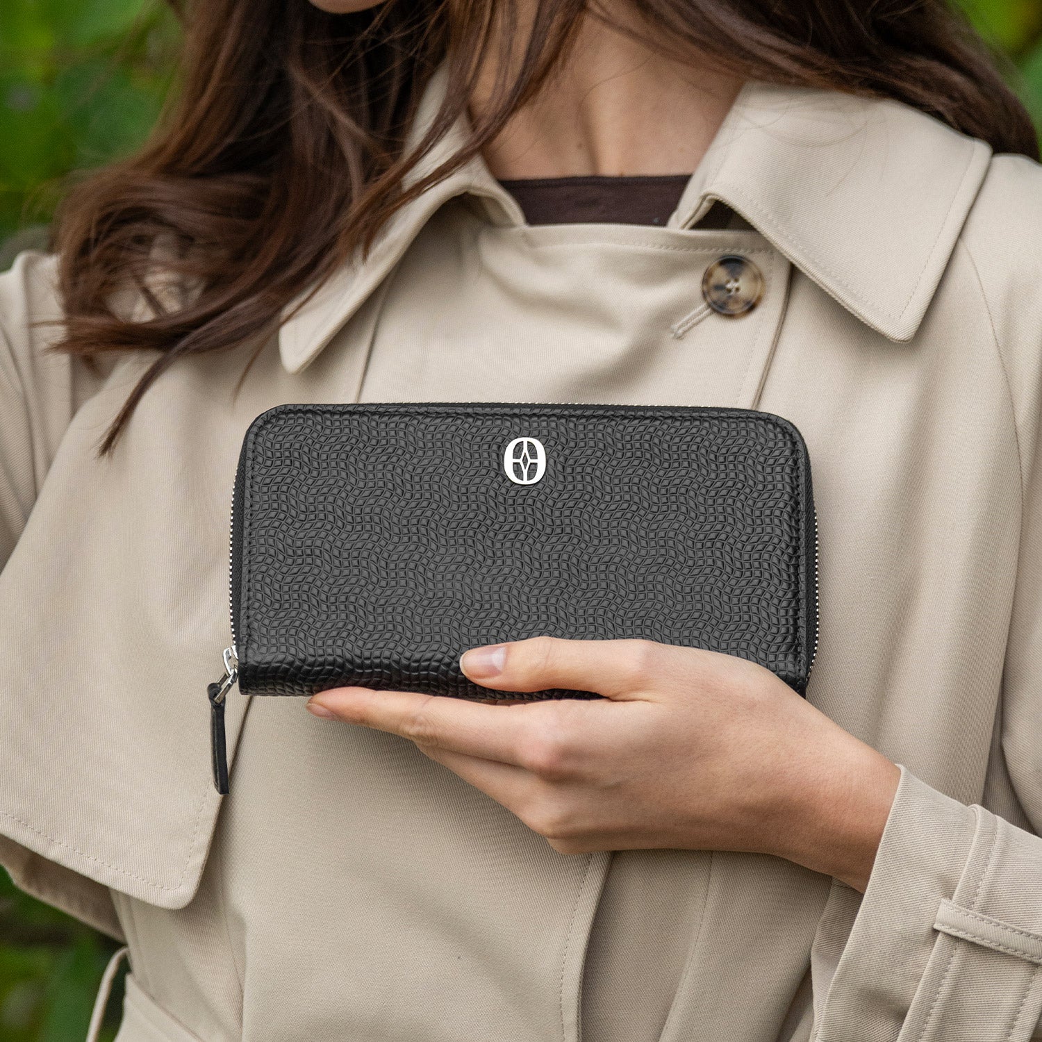 Sustainable leather purse close-up #color_Jet Black